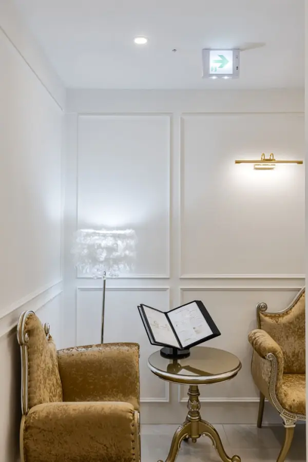 골드 벨벳 체어로 완성한 클래식 대기 공간